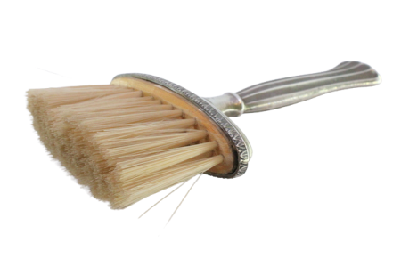 Vassoura em prata com relevos e cabo canelado.